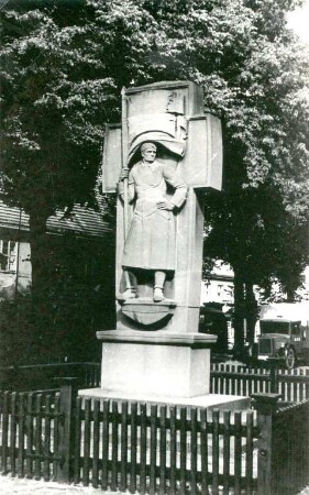 Kriegerdenkmal in Lübbenau auf dem Kirchplatz : Pomnik za padłych wojakow w Lubnjowje