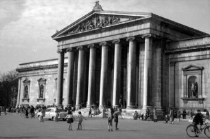 München: Rollschuh fahrende Kinder am Königlichen Platz [Königsplatz]
