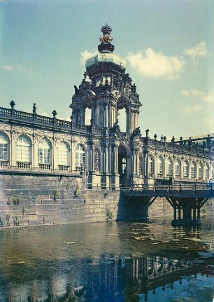 Dresden. Zwinger. Kronentor mit anschließender Langgalerie, Zwingergraben und Brücke von der Julian-Grimau-Allee