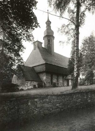 Mittelsaida (Erzgebirge), Wehrkirche (13. Jh. begonnen) von Südwesten : Großhartmannsdorf-Mittelsaida, Wehrgangkirche Mittelsaida (13. Jahrhundert, um 1400; Wehrgeschoß 1475, Kirchenerweiterung nach 1650, Dachreiter 1701). Ansicht von Südwesten mit Giebelanbau
