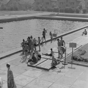 Das Schwimmbad in Sofia inmitten der Arbeitersiedlung