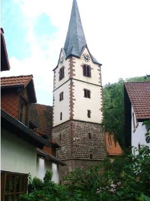 Ansicht von Südwesten mit Kirche über Kirchturm (im Kern Spätromanisch-nach Beschädigung 1460 Obergeschosse und Langhaus repariert)-Renovierung 1932