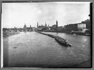Dresden, Elbkähne auf der Fahrt Strom aufwärts