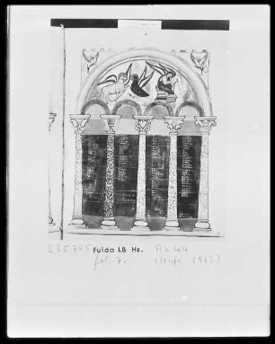 Evangeliar — Kanontafel mit Architektur sowie Ochse, Adler und Engel, Folio 7recto