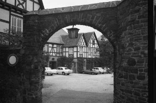 Unkel: Hoteleingang und Hof