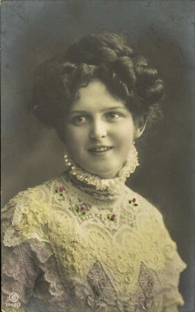 [Frau mit Spitzenkleid]