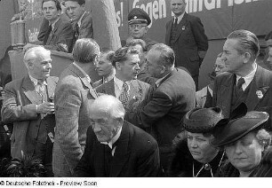 Aufnahmen von den Feierlichkeiten zum 1. Mai 1946 in Berlin : Parteivorstand der SED auf einer Tribüne vor dem Berliner Schloss, von links nach rechts: Wilhelm Pieck, Otto Grotewohl, Hans Jendretzky und Arthur Werner