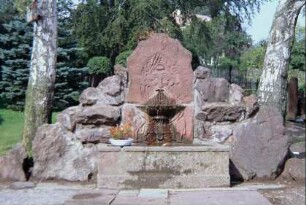 Storchbrunnen: Kopfrelief als Wasserspeier und Steintrog