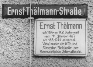 Brand-Erbisdorf, Ernst-Thälmann-Straße. Straßenschild und Erläuterungstafel mit biografischen Angaben