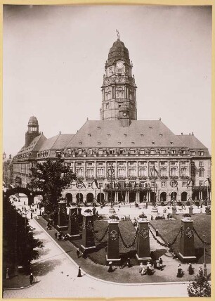 Dresden, Neues Rathaus, Ansicht von Südosten mit Festschmuck anläßlich des Kaiserbesuchs 1912