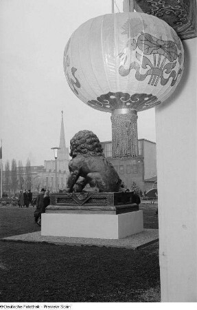 Blick vom chinesischen Pavillon der Leipziger Frühjahrsmesse auf den sowjetischen Pavillon