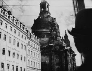 Blick aus der Straßenbahn auf die Frauenkirche (Szene aus dem Dokumentarfilm "Fahrende Stadt)
