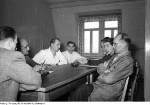 Dresden. Sachsenwerk Niedersedlitz, Angestellte des Sachsenwerkes werden über die Ergebnisse der Genfer Verhandlungen informiert, an denen Otto Nuschke als Beobachter teilnehmen konnte, 1956