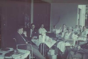 Franz Grasser und andere Reisende in einem Café