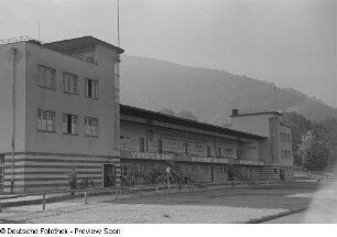 Gebäude der Sportschule Bad Blankenburg aus nordwestlicher Perspektive