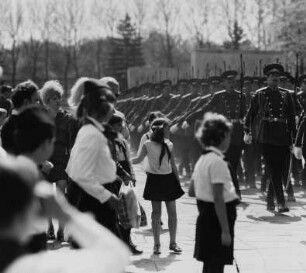 Parade von Angehörigen der Sowjetischen Armee am "Tag der Befreiung" am Sowjetischen Ehrenmal