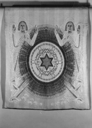 Antependium : Hildegard Helas nach Entwurf von Helmar Helas. Antipendium (weiß). Leinen, Flachstickerei. 1950. Dresden-Striesen, Versöhnungskirche