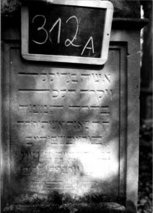 Grabstein 312 (Index: 100111992) Material: Sandstein Zustand: leicht verwittert Maße HxBxT: 110x55x25 cm Beschreibung: Stele, profilierter Sockel, giebelartiger Abschluß mit Verdachung, rechteckiges Schriftfeld eingetieft Symbolik: Kranz mit Schleife: Grabstein 312A