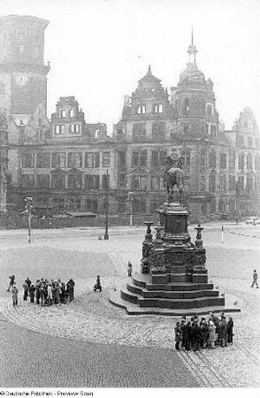 Reiterdenkmal König Johanns : Ruine des Residenzschlosses und Reiterdenkmal König Johanns (1889; Johannes Schilling)