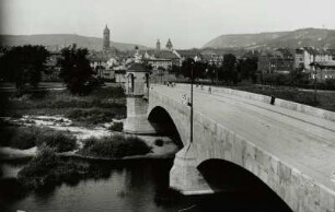 Jena, Camsdorfer Brücke : Jena. Camsdorfer Brücke (Straßenbrücke über die Saale). Blick vom rechten Saaelufer zum Stadtzentrum gegen Johannisberg und Landgraf