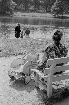 Eine Mutter mit ihren Kindern im Park an der Weißen Elster