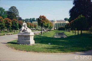 Potsdam, Park Sanssouci, Blick vom Gartendirektionsgebäude auf den östlichen Stichgraben, die Sanssouci-Terrassen und das Schloss, Kastanienbäume.