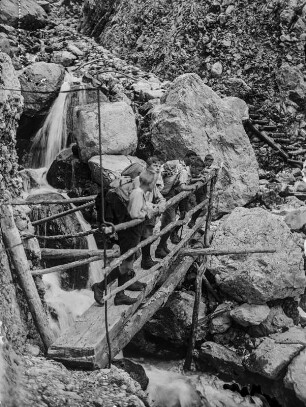 Wandergruppe : Jungengruppe auf einer Holzbrücke am Rinkafall