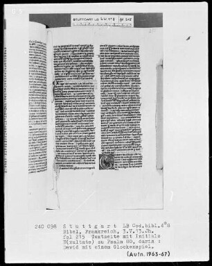 Lateinische Taschenbibel — Initiale E (xultate), darin David am Glockenspiel, Folio 215recto