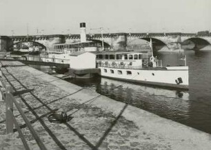 Dresden-Altstadt. Personen-Seitenraddampfer "Dresden" (1926, Werft Laubegast) an einer Landungsbrücke am Terrassenufer. Blick nach Nordwesten gegen Augustusbrücke
