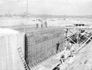 Großbaustelle eines Kraftwerks (des VEB Kraftwerk Thierbach?)