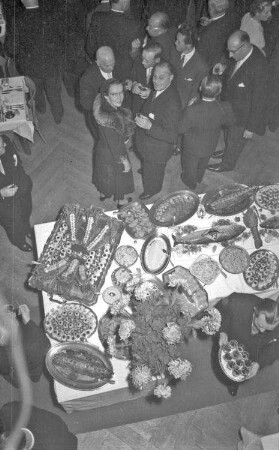 Lörrach: kaltes Buffet im Gasthaus Hirschen; von oben; mit Gästen