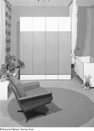 Drehsessel : Schlafzimmer (1972; Möbelkombinat Erfurt (MKE)). Drehsessel, Blumenbank, Wäscheschrank und Kinderbett