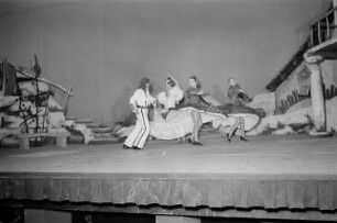 Szenenbilder eines Ballettabends mit den Ballettstücken "Goya-Suite", "Der Dreispitz" von Manuel de Falla und "Spanische Tänze" an der Komischen Oper Berlin
