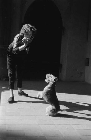 Renate Rössing spielt mit ihrem Hund