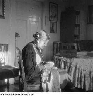 Porträt zweier Damen in Hildegard Jäckels Atelier