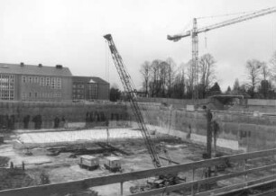 Baustelle Sächsische Landesbibliothek - Staats- und Universitätsbibliothek Dresden, Zentralbibliothek. Baugrube im Nordbereich mit Mobildrehkran und Turmdrehkran : Dresden-Räcknitz, Zellescher Weg 18. Baustelle Sächsische Landesbibliothek - Staats- und Universitätsbibliothek Dresden, Zentralbibliothek. Baugrube im Nordbereich mit Mobildrehkran und Turmdrehkran