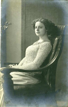 Porträt einer Schauspielerin/Sängerin : Porträt einer Schauspielerin oder Sängerin, vielleicht aus Halle an der Saale. Fotografie (Weltpostkarte) von Alfred Pieperhoff, Halle (Saale), um 1905/1908