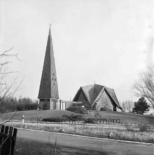 Rethwischdorf: Kirchberg: Christuskirche: Außenansicht von Westen: vorn Sträucher: links Zaun: rechts und links Bäume