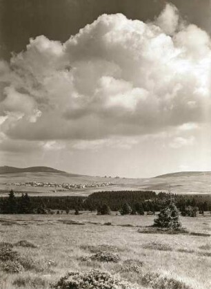 Gottesgab (heute Boží Dar / Tschechien). Stadtansicht mit Fichtelberg (1214 m) von Südwesten