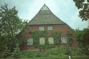 Groß Wesenberg: Heerweg 1: Bauernhaus mit Reetdach: Giebelseite Wohntrakt