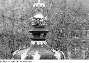 Zwinger. Kronentor