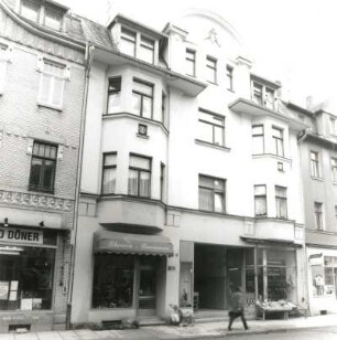 Reichenbach (Vogtland), Bahnhofstraße 16. Wohnhaus mit Läden (um 1910). Straßenansicht