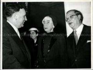 Die Witwe Gerhart Hauptmanns mit Karl Heinz Stroux
