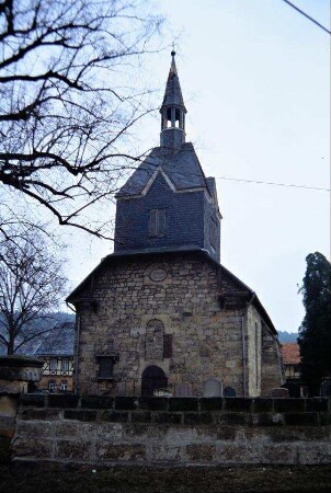 Kirchen von Eingangsseite her, Kirchhofsmauer