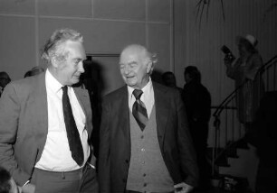 27. Tagung 1977 Chemiker; Sitzreihen im Theater: Sir Derek H. R. Barton, Linus C. Pauling