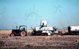 Gezogener Mähdrescher mit angehängtem Spreusammelwagen, Traktor mit Klappgreifer