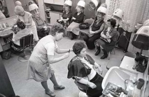 Produktionsgenossenschaft des Handwerks (PGH). Friseur : Grimma. Produtktionsgenossenschaft des Handwerks (PGH). Frauen beim Friseur