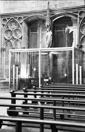Freiburg: Madonna am Münsterportal, innen, auf Glaskasten
