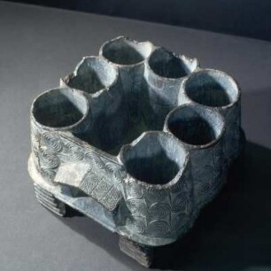 Pyxis in Gestalt eines Gebäudemodells (Kernos) : München, Antikensammlung. Pyxis von Milo. Gebäudemodell, frühkykladisch II. Chloritschiefer, Höhe 9,5 cm , Länge 12 cm und Breite 15,9 cm. Zylindrischer Behälter. 360