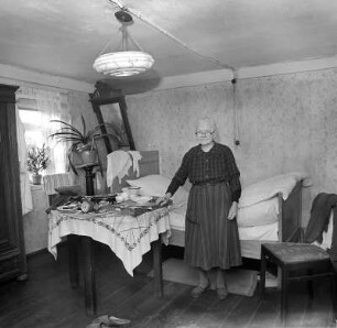 Oma Jesse in ihrem Zimmer